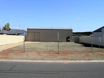 TRADESMAN SHED WITH THE LOT Picture