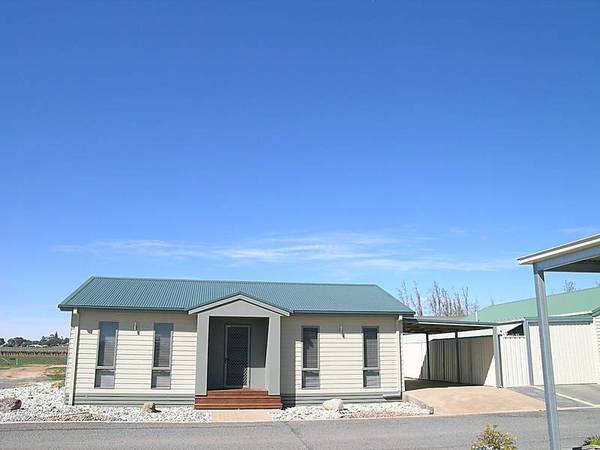 A RELAXED LIFESTYLE AWAITS YOU Picture 2