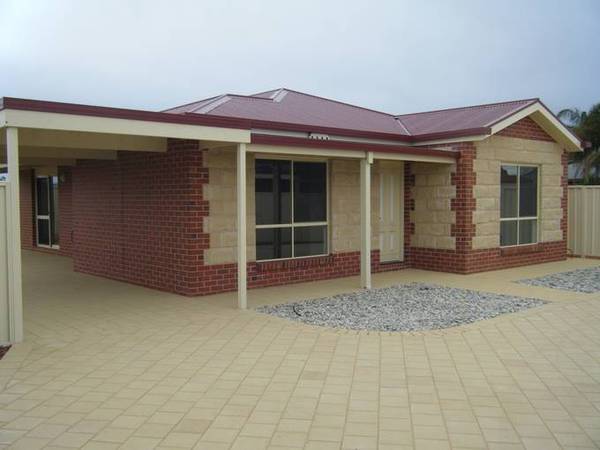 QUALITY AND SPACIOUS TOWNHOUSE Picture 1