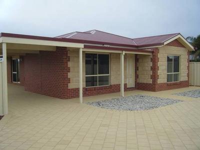 QUALITY AND SPACIOUS TOWNHOUSE Picture