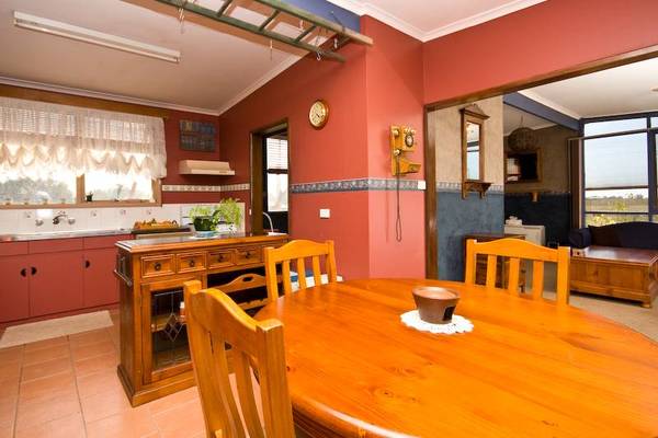 QUAINT & QUIET Picture