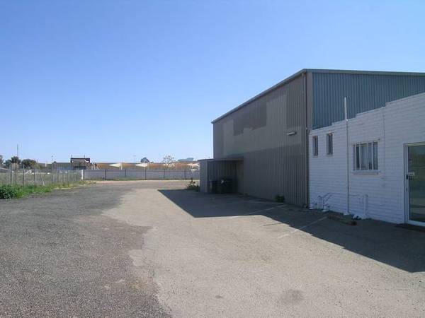 WORKSHOP WITH LOCK UP YARD Picture 2