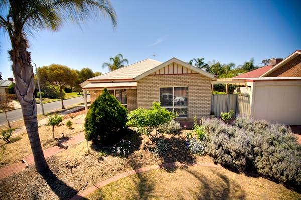 EASY LIVING TOWNHOUSE Picture 1