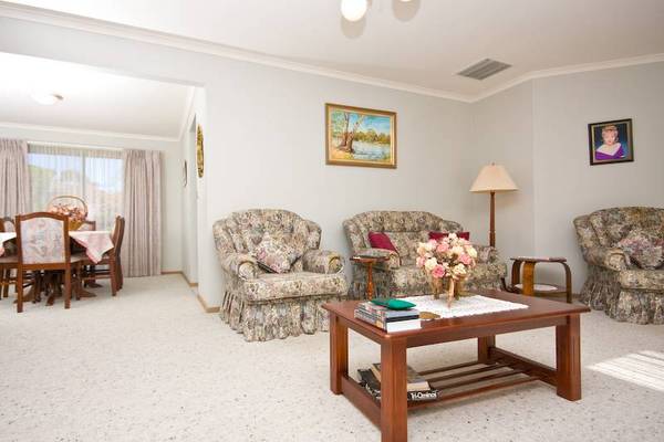 IMMACULATE & LOW MAINTENANCE Picture 3