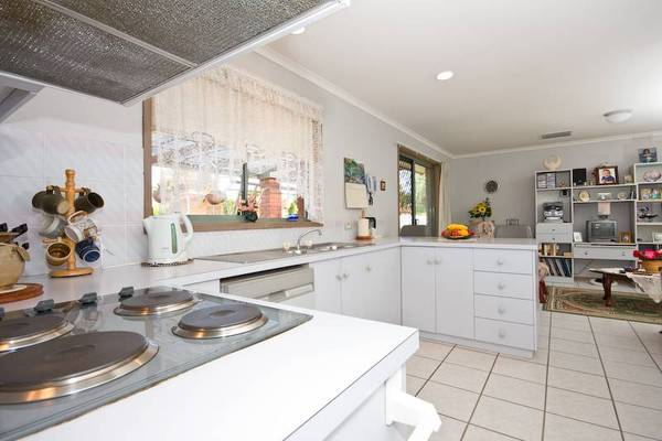 IMMACULATE & LOW MAINTENANCE Picture 2