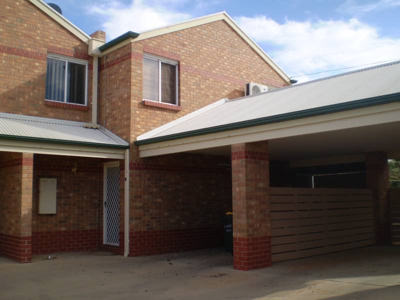 WHAT A LOCATION - WHAT A LIFESTYLE - ON THE MARINAS EDGE Picture 2