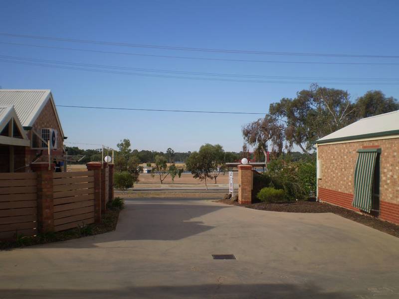 WHAT A LOCATION - WHAT A LIFESTYLE - ON THE MARINAS EDGE Picture 3