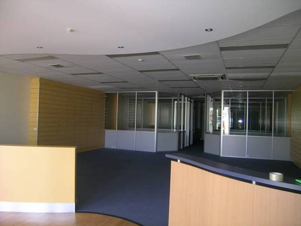LARGE OFFICE ON LIME Picture 3