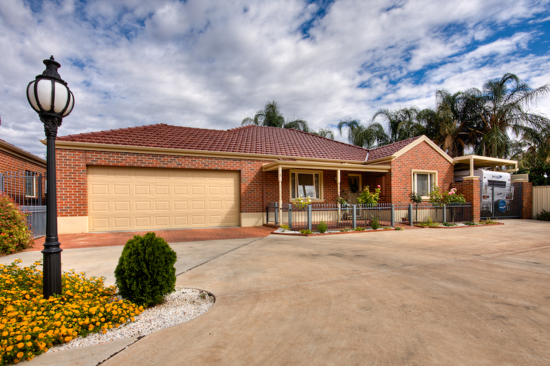 PERFECT BLEND OF LOCATION & SECURITY Picture 1