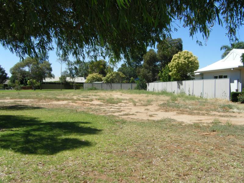 OVERLOOKING PARKLANDS Picture 1