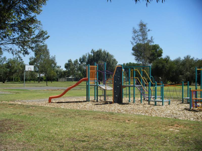 OVERLOOKING PARKLANDS Picture 2