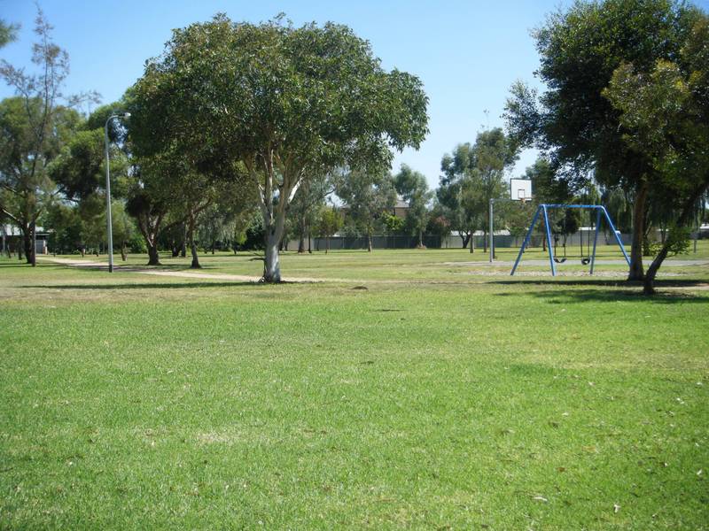 OVERLOOKING PARKLANDS Picture 3