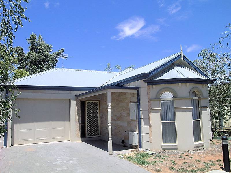 BEAUTIFULLY PRESENTED LOW MAINTENANCE HOME Picture 1