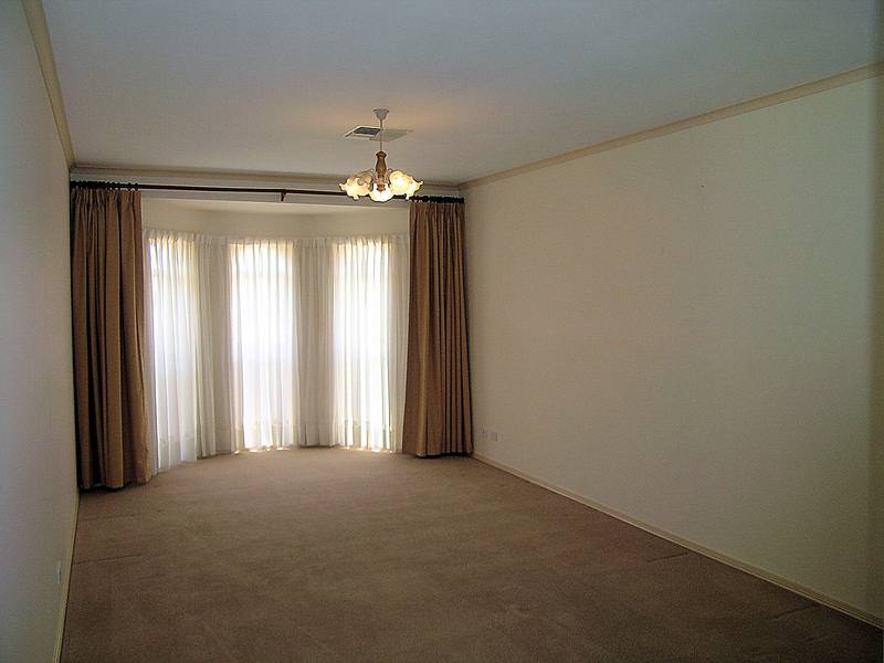 BEAUTIFULLY PRESENTED LOW MAINTENANCE HOME Picture 3