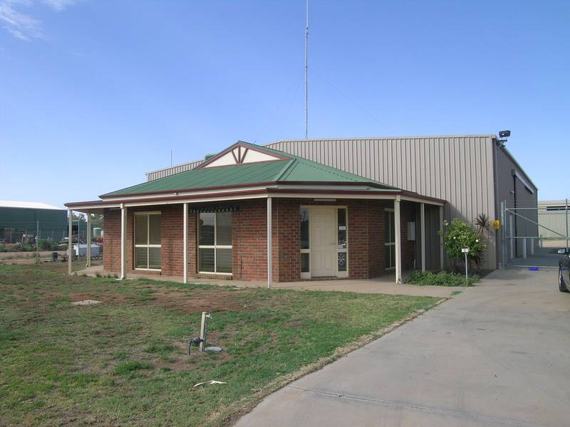 OFFICE/WAREHOUSE IN COURT LOCATION Picture 1