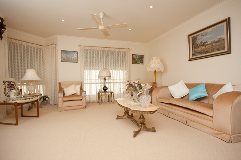 HOUSE APPEAL / TOWNHOUSE CONVENIENCE Picture 2