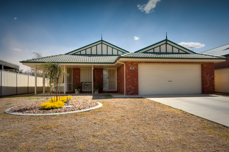 HOUSE APPEAL / TOWNHOUSE CONVENIENCE Picture 1