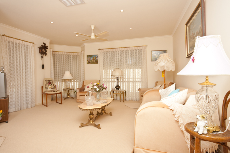 HOUSE APPEAL / TOWNHOUSE CONVENIENCE Picture 3