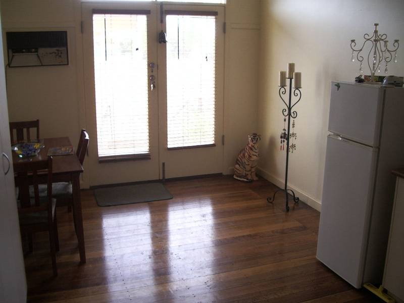 UNIT IN TOWN CENTRE Picture 3