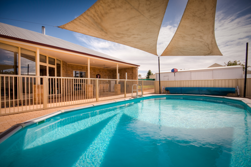 UNIQUE & SPACIOUS FAMILY HOME Picture 2