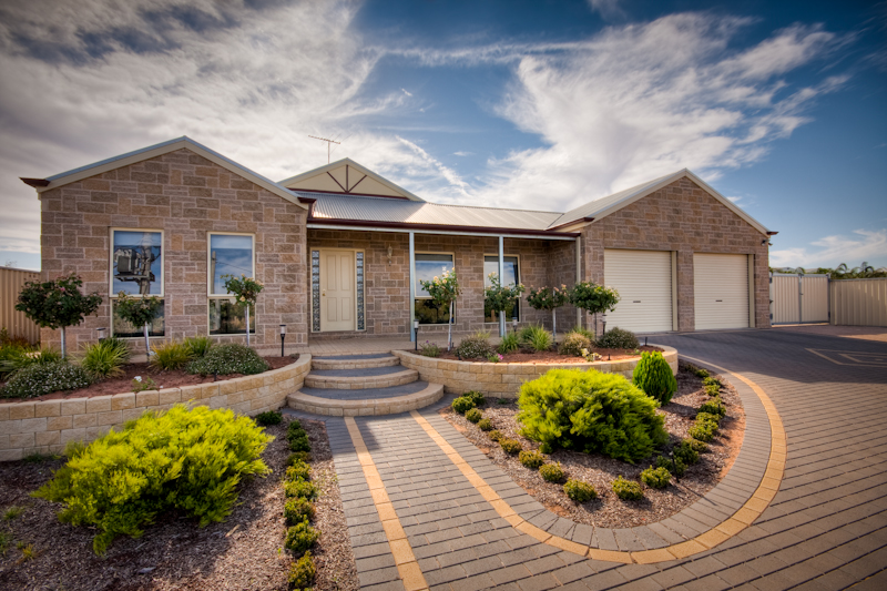 UNIQUE & SPACIOUS FAMILY HOME Picture 1