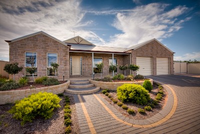 UNIQUE & SPACIOUS FAMILY HOME Picture