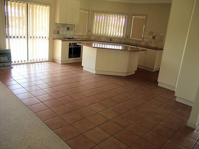 TOWNHOUSE IN SOUGHT AFTER LOCATION Picture 2