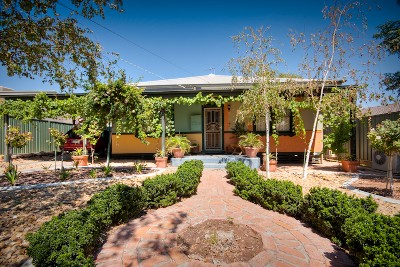 INSTANTLY, IRRESISTIBLY INVITING Picture