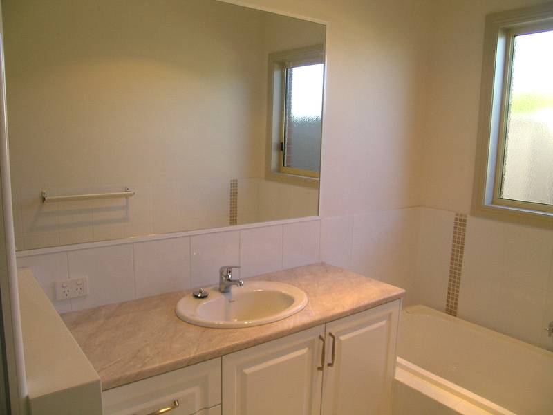 FEATURE NEW TOWNHOUSE Picture 3