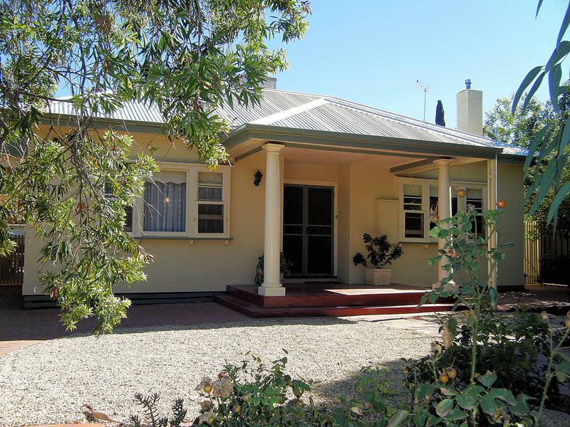 LOCATION IS ONLY ONE OF THE FEATURES Picture 1