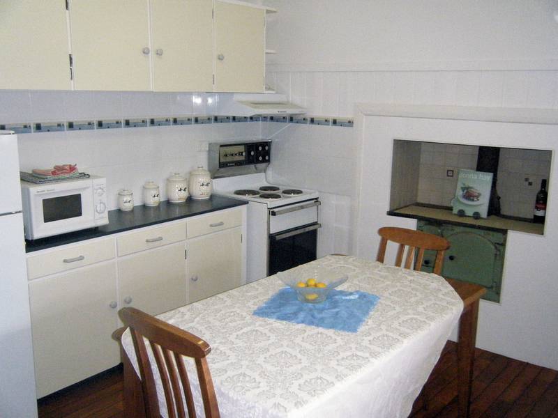 FIRST HOME BUYERS & INVESTORS - THIS IS A MUST SEE! Picture 2