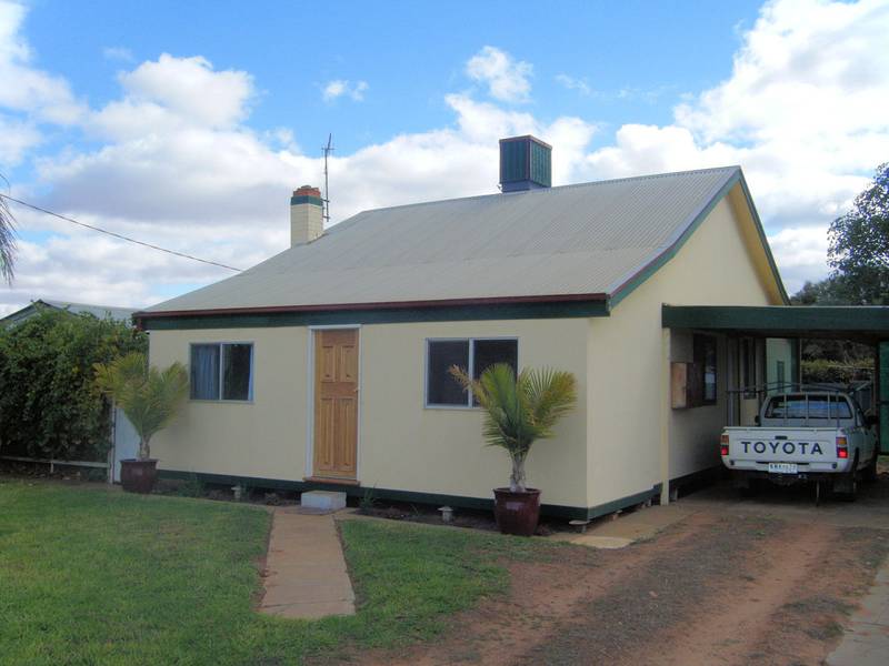 FIRST HOME BUYERS & INVESTORS - THIS IS A MUST SEE! Picture 1