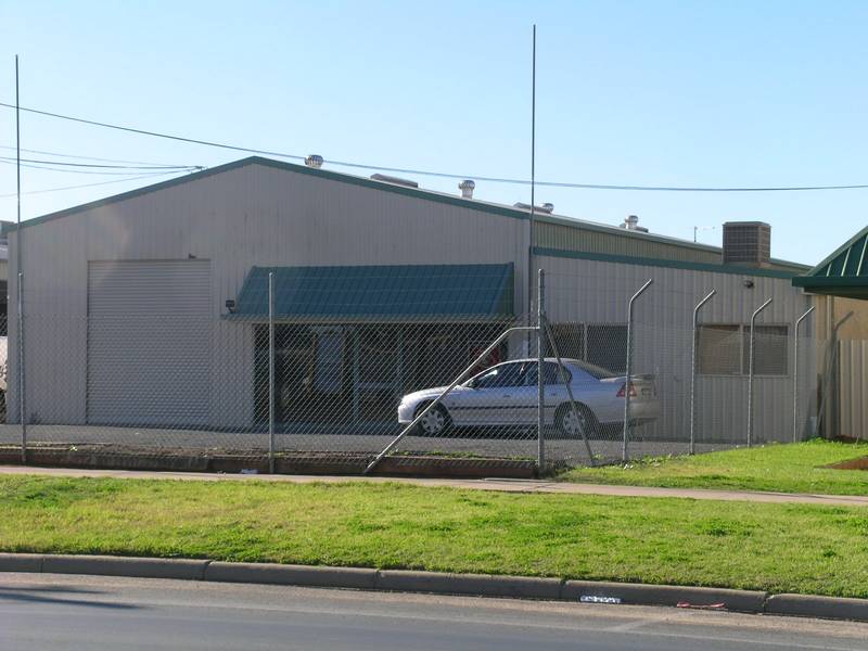 WAREHOUSE ON BUSY MAJOR STREET Picture 2