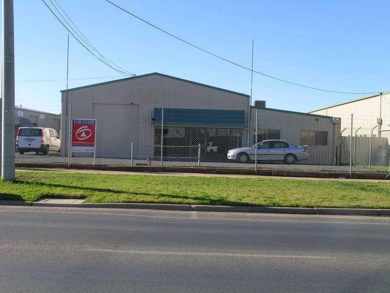 WAREHOUSE ON BUSY MAJOR STREET Picture 1