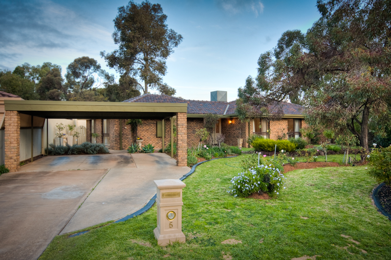 BEAUTIFULLY PRESENTED HOME IN PEACEFUL COURT LOCATION Picture 1