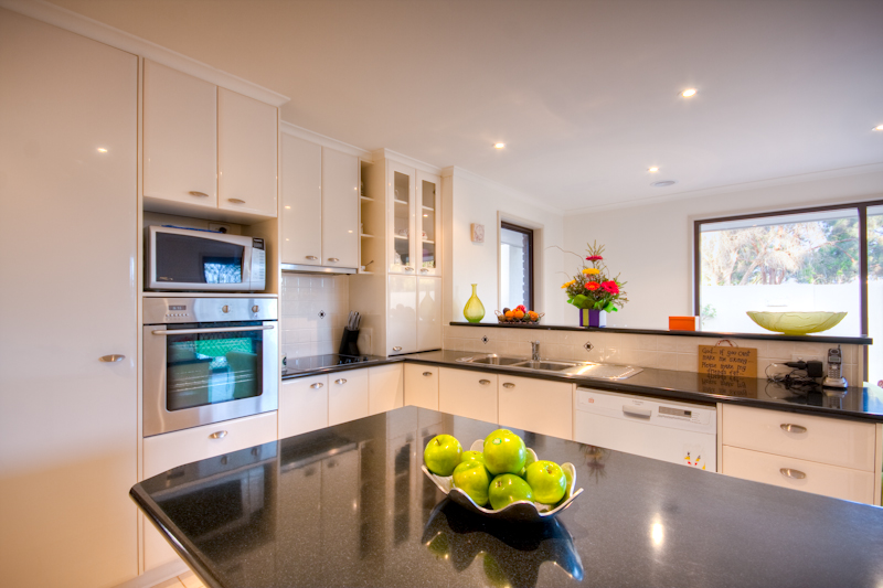 BEAUTIFULLY PRESENTED HOME IN PEACEFUL COURT LOCATION Picture 2