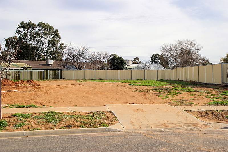 PREMIER BUILDING LOT Picture 3