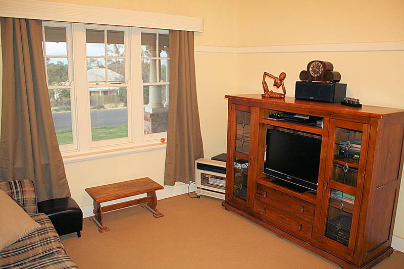 CUTE LITTLE COTTAGE - MERBEIN Picture 3