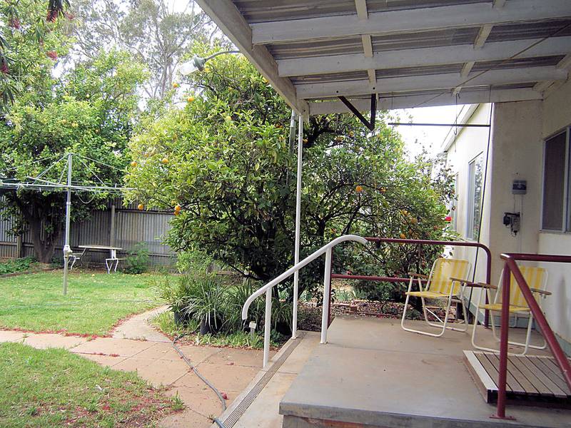 A TOUCH OF CLASS IN CENTRAL LOCATION Picture 3