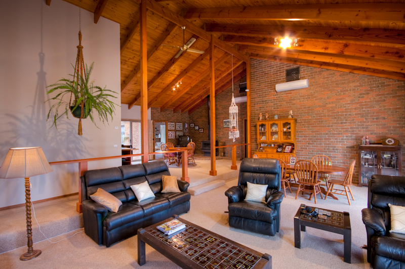 SPACIOUS FAMILY ENTERTAINER Picture 2