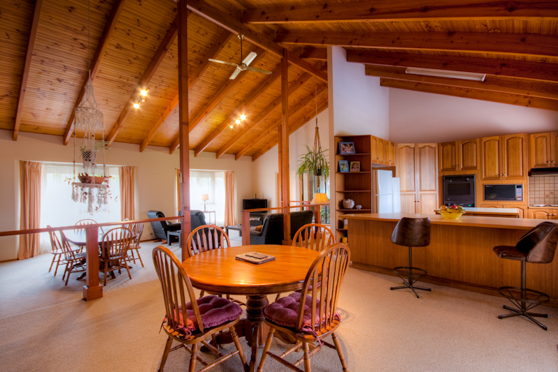 SPACIOUS FAMILY ENTERTAINER Picture 3