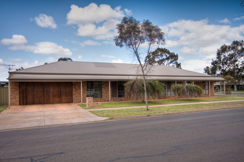 SPACIOUS FAMILY ENTERTAINER Picture 1