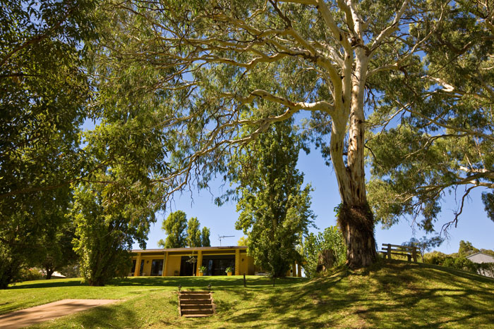 THE VIEW & LIFESTYLE OF A RIVER FRONTAGE HOME Picture 1