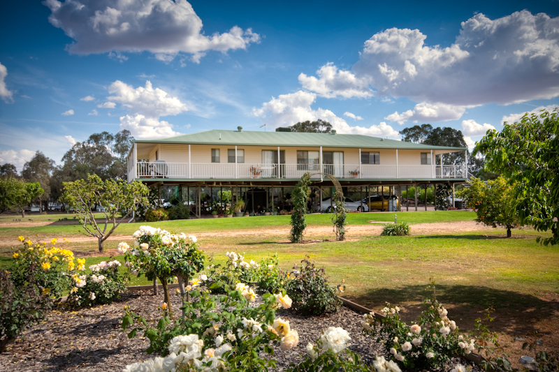 RIVER FRONT PROPERTIES LIKE THIS VERY RARELY BECOME AVAILABLE Picture 1