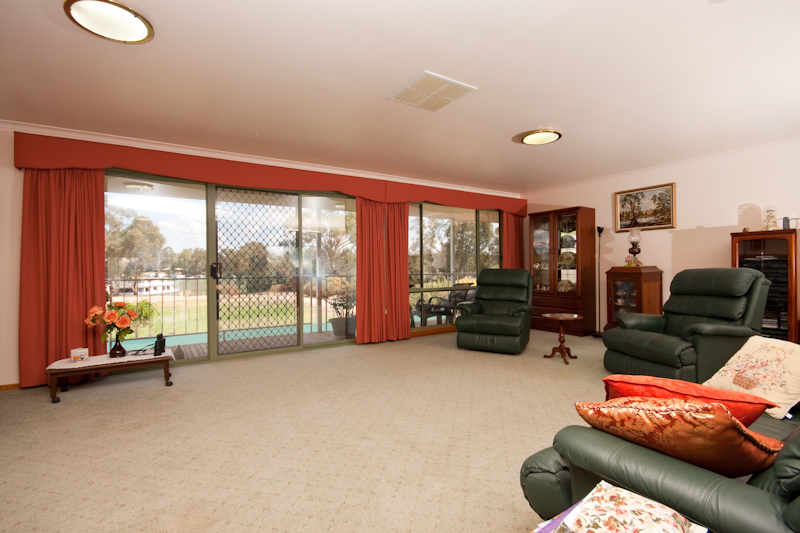 RIVER FRONT PROPERTIES LIKE THIS VERY RARELY BECOME AVAILABLE Picture 3