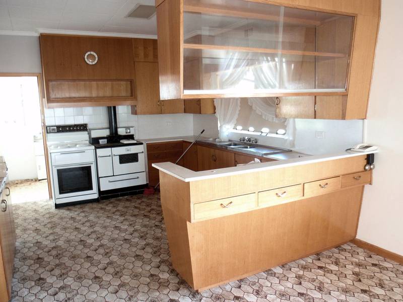 COMFORTABLE RURAL LIVING Picture 2