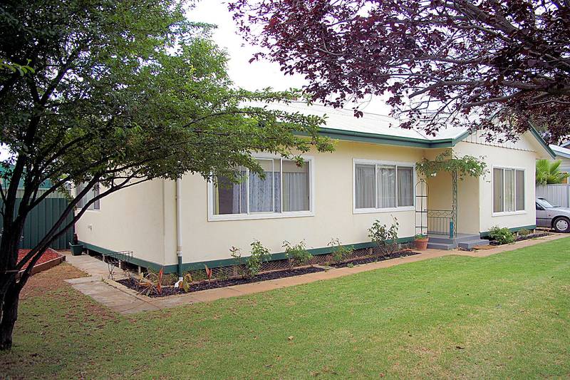 CLOSE TO PARKS AND RIVER Picture 1