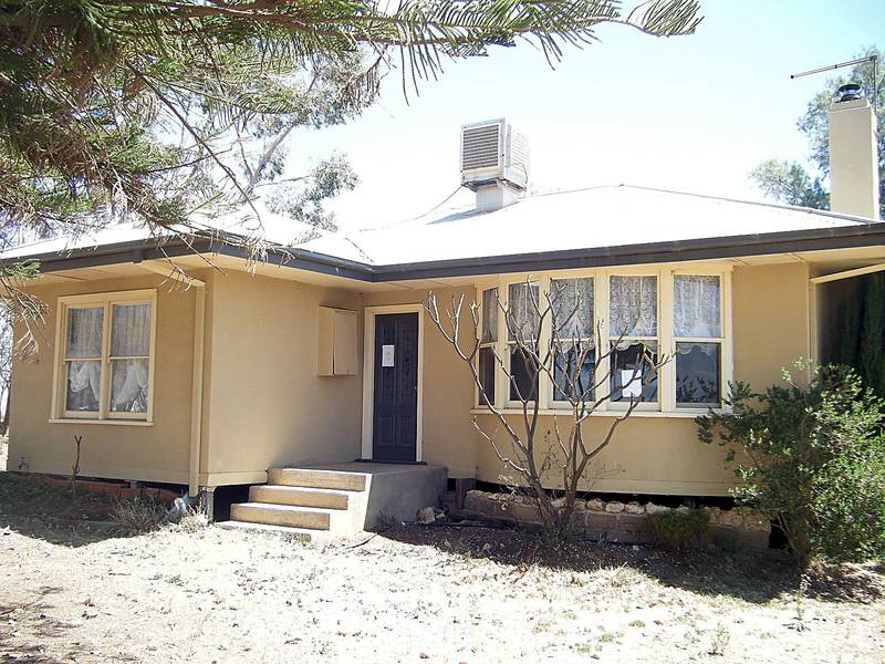 MORTGAGEE AUCTION - CUTE HOME WITH NO NEIGHBOURS Picture 1