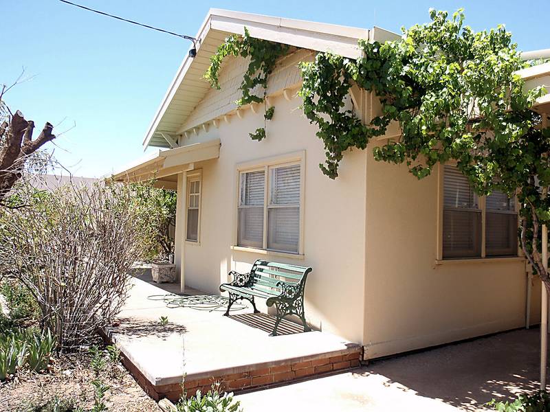 A JEWEL LOCATION AND A GEM OF AN OPPORTUNITY Picture 2