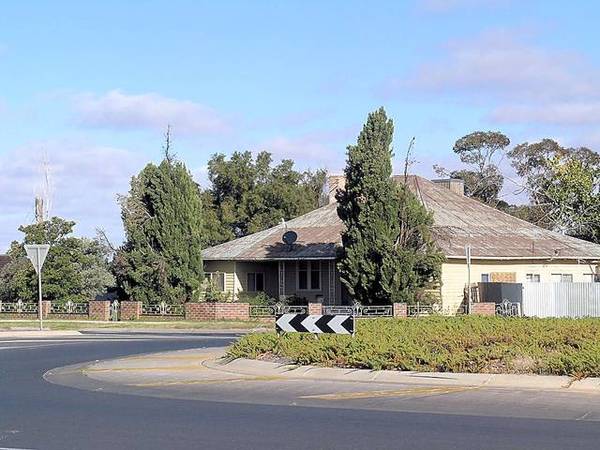 MAGNIFICENT HIGHWAY DEVELOPMENT SITE - OUTSTANDING EXPOSURE Picture 2